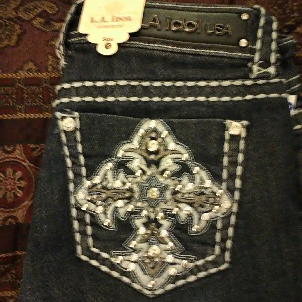LA idol Cross Pocket Cuffed Capri Jeans - Picture 4 of 5
